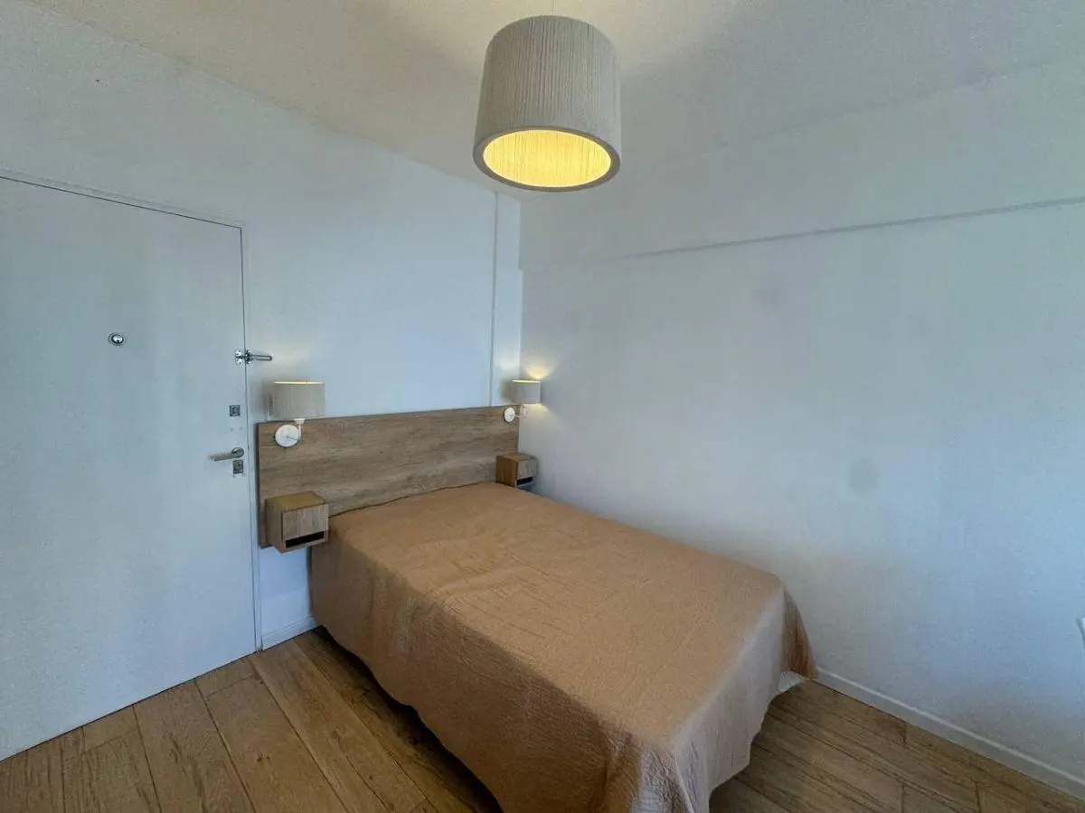 1 AMBIENTE AL FRENTE CON BALCON - ZONA GUEMES 4