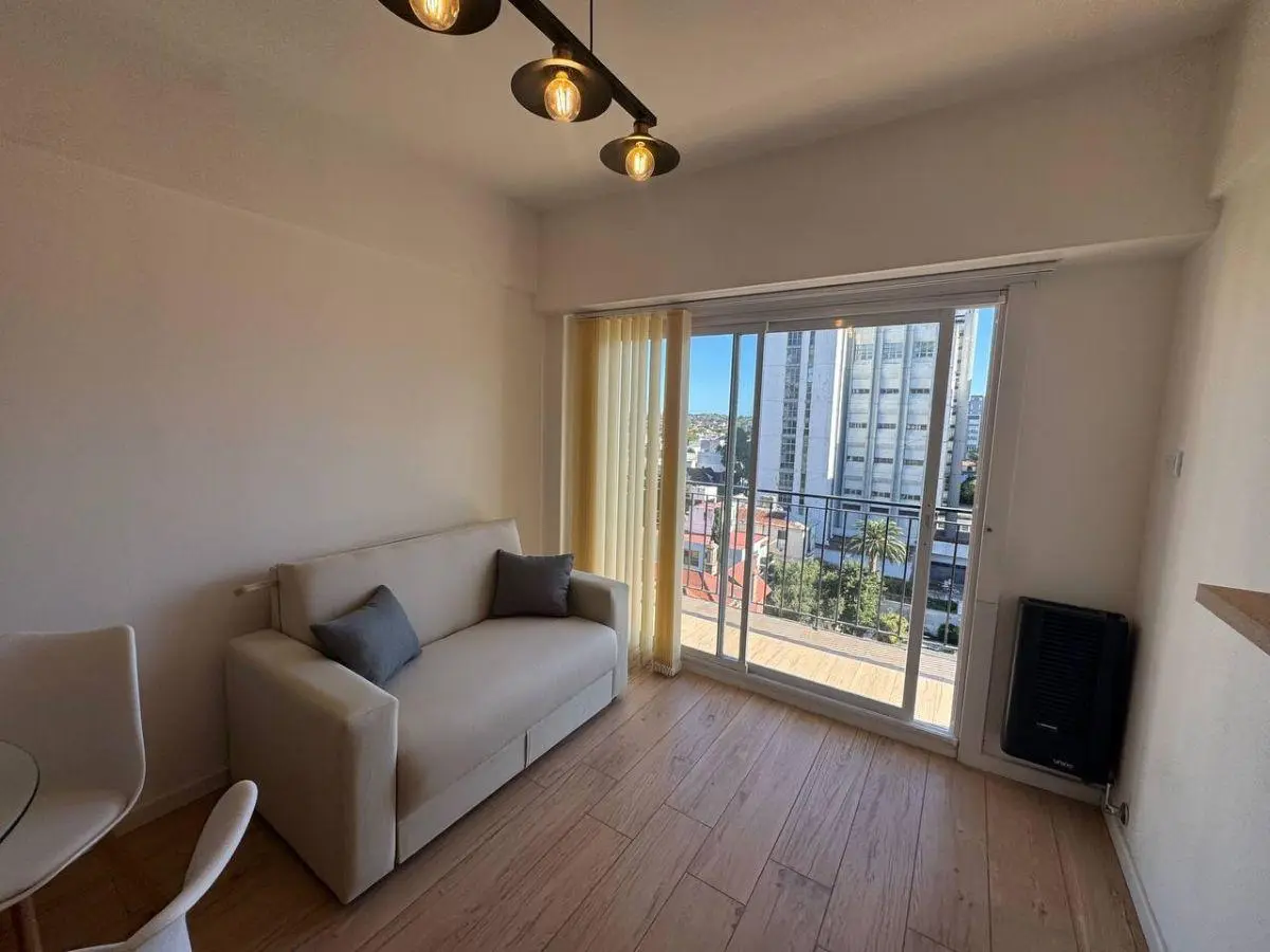 1 AMBIENTE AL FRENTE CON BALCON - ZONA GUEMES 3