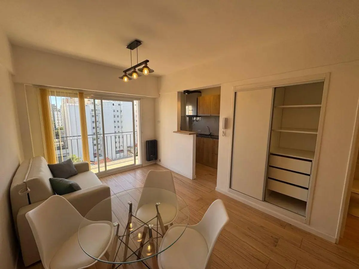 1 AMBIENTE AL FRENTE CON BALCON - ZONA GUEMES 8