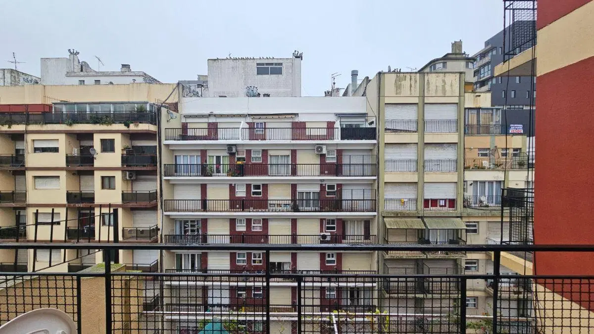 1 AMBIENTE AL FRENTE CON BALCON TERRAZA 5