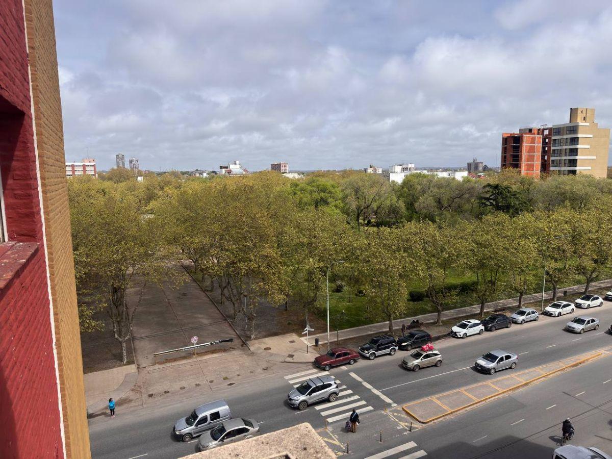 Foto de AMPLIO 2 AMBIENTES AL FRENTE ZONA CLINICA COLON, imagen 2