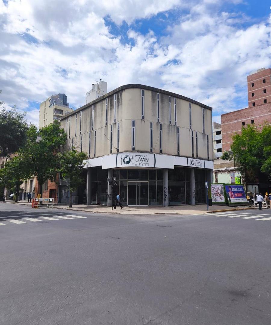 Local Comercial 843 m2 Urquiza esquina Alvear