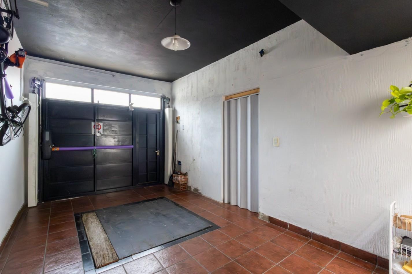 Foto de Venta Casa en esquina con Cochera en Temperley, imagen 1