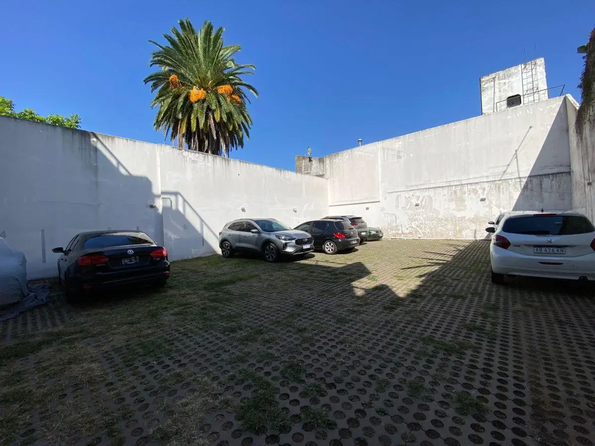 Departamento 2 ambientes con balcón, terraza y cochera 2
