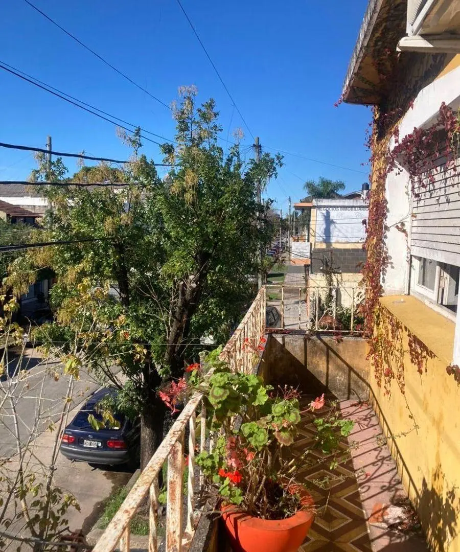 Casa en 2 plantas de 4 ambientes con 2 locales y cocheras 5