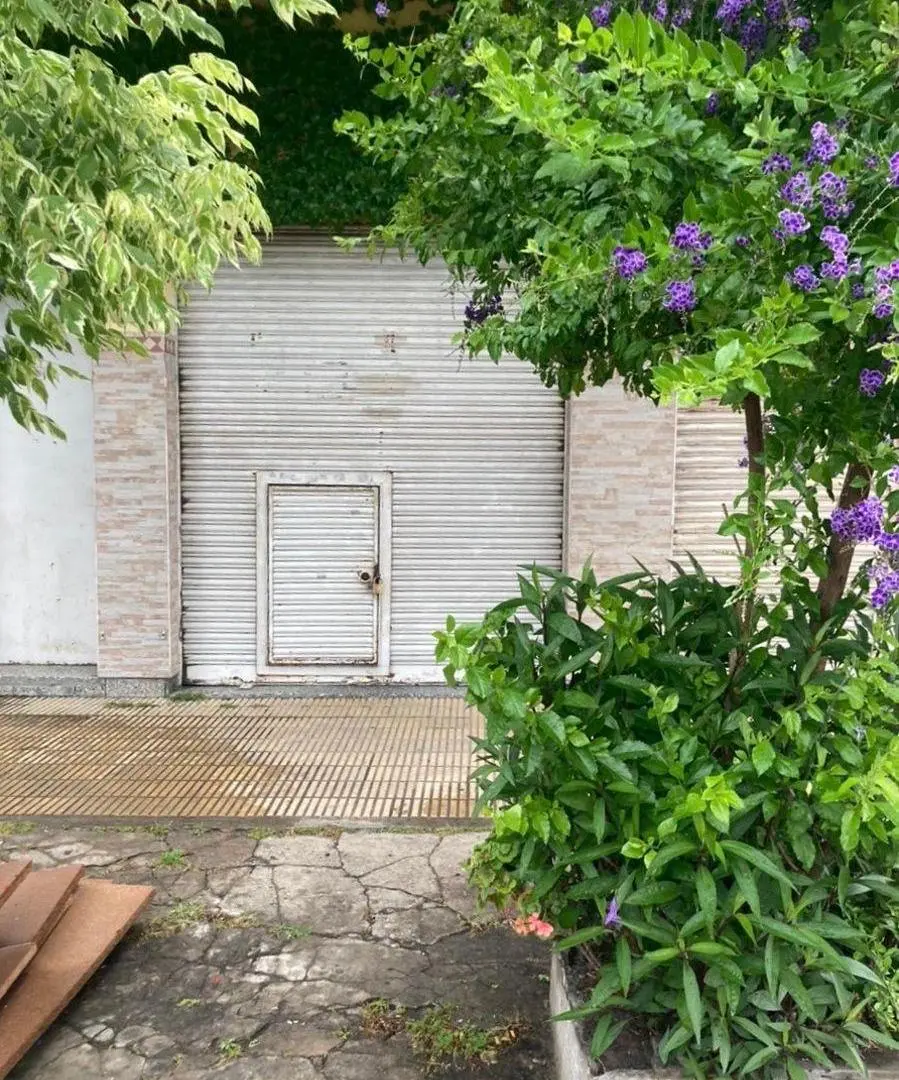 Casa en 2 plantas de 4 ambientes con 2 locales y cocheras 3