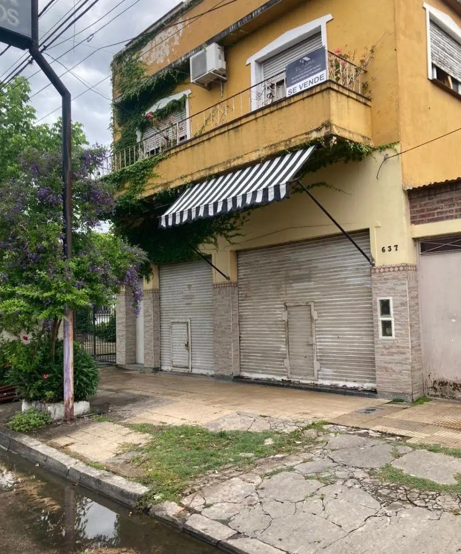 Casa en 2 plantas de 4 ambientes con 2 locales y cocheras 4
