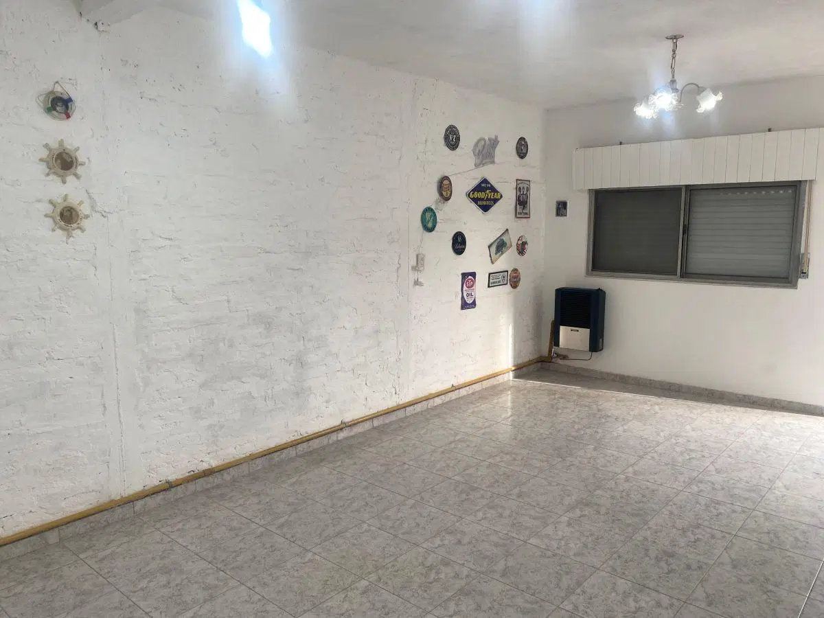 Casa de 3 ambientes con todos los servicios. Se toman vehículo en parte de pago 4