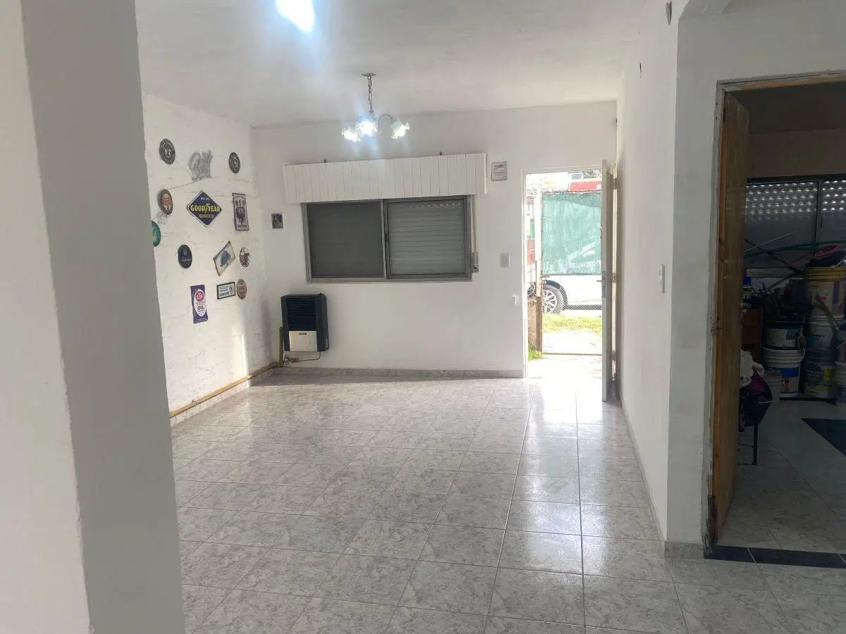 Casa de 3 ambientes con todos los servicios. Se toman vehículo en parte de pago 1