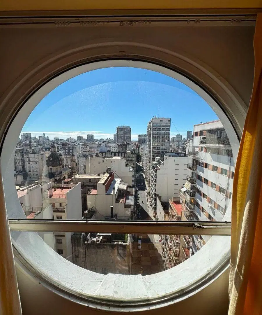 3 ambientes con dependencias, piso 16, balcón con vista al Río, muy luminoso, garage y seguridad 24 4