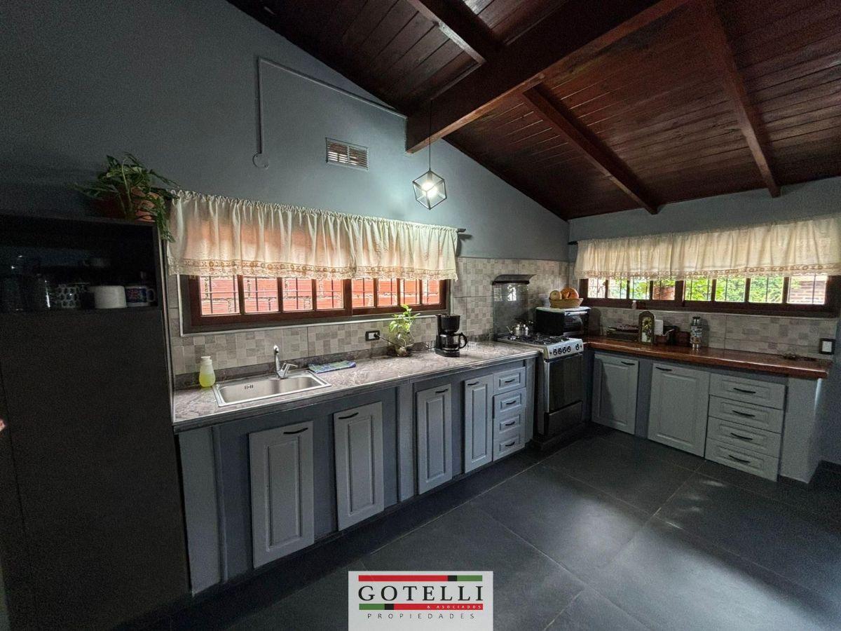 Foto de Venta Luis Guillón Casa de 4 Ambientes en Buen Estado con Patio y, imagen 2