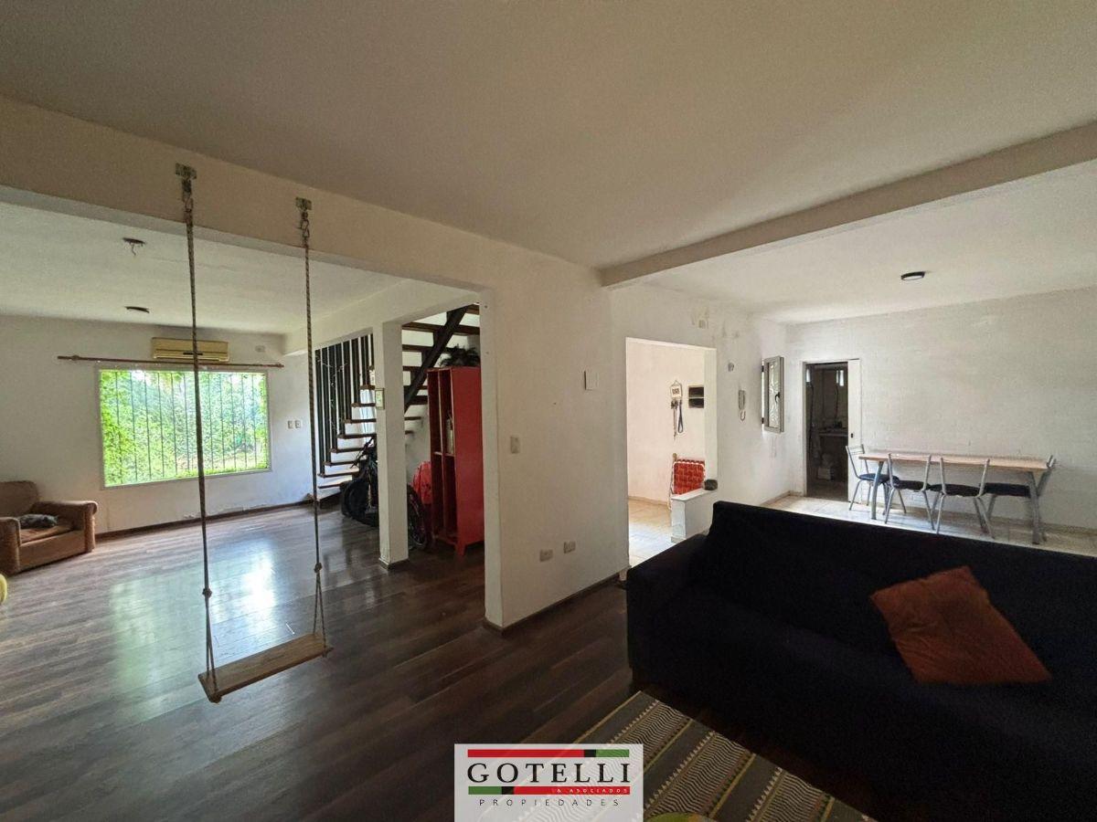 Foto de Venta oportunidad Luis Guillon Casa de 4 ambientes sobre lote esquina, imagen 1