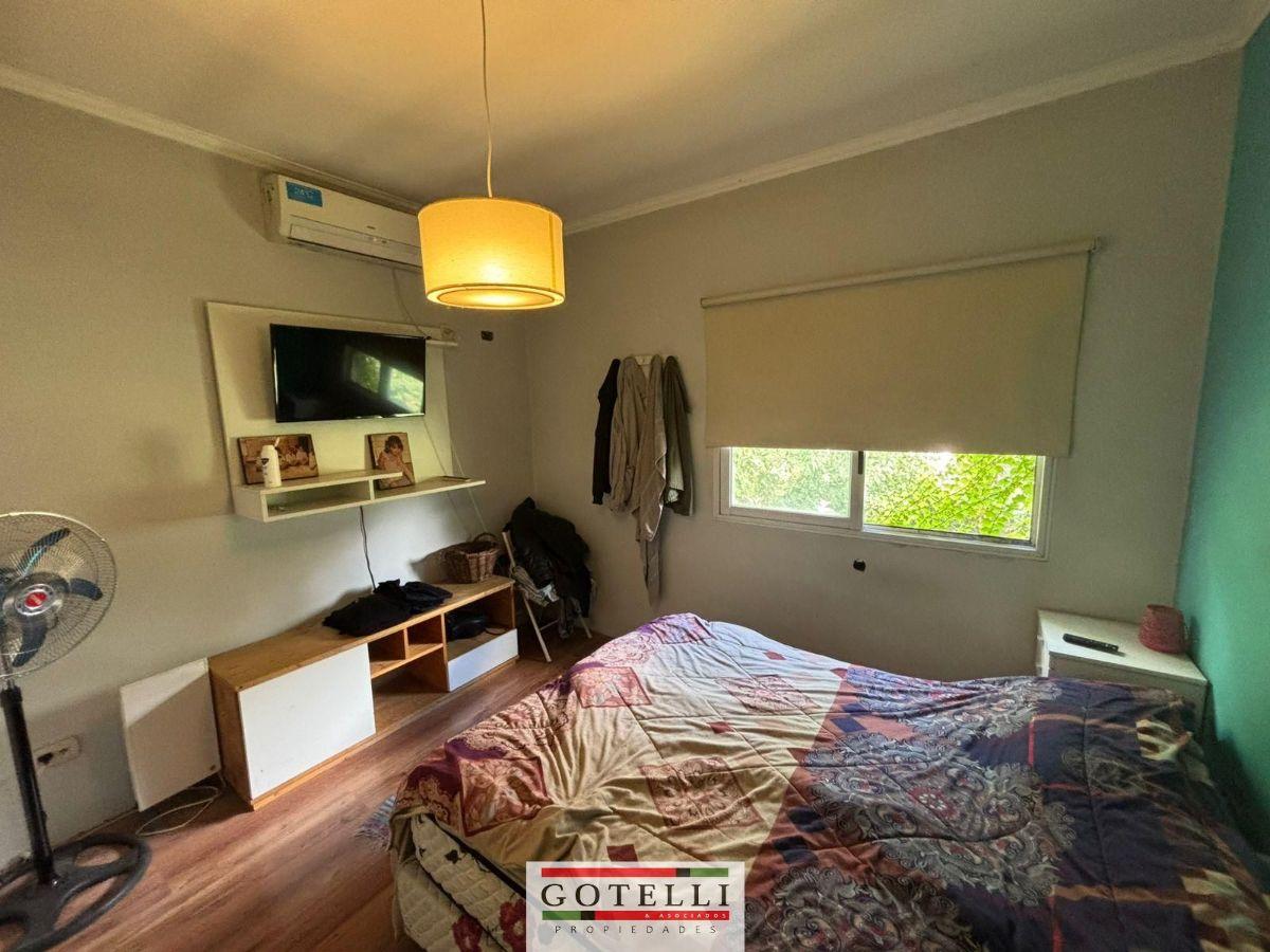 Foto de Venta oportunidad Luis Guillon Casa de 4 ambientes sobre lote esquina, imagen 2
