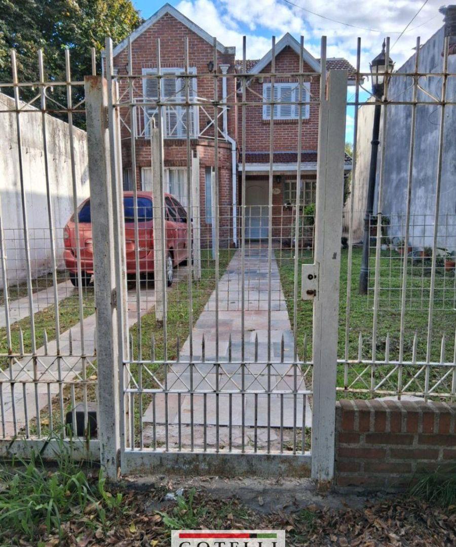 Foto de Venta Monte Grande muy buen Chalet de 4 Ambientes con Piscina, imagen 2