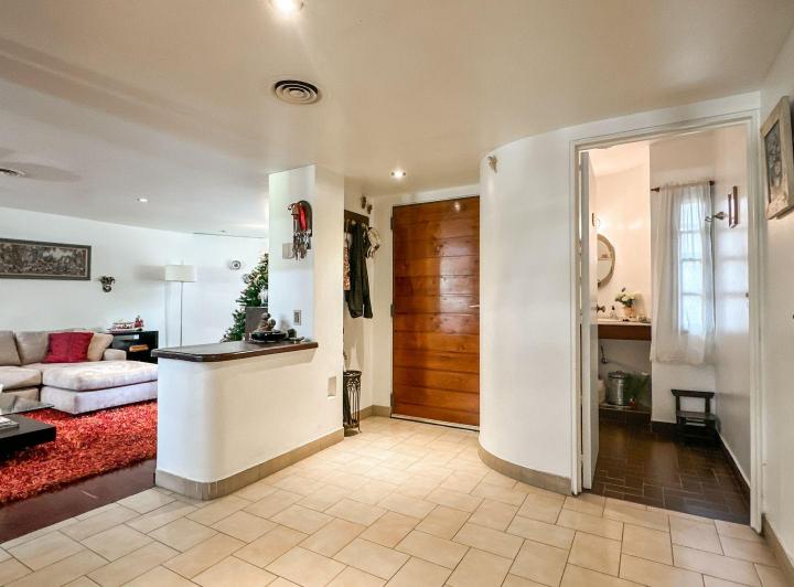 Exclusiva Casa en Venta en Florida con Piscina y Jardin 2