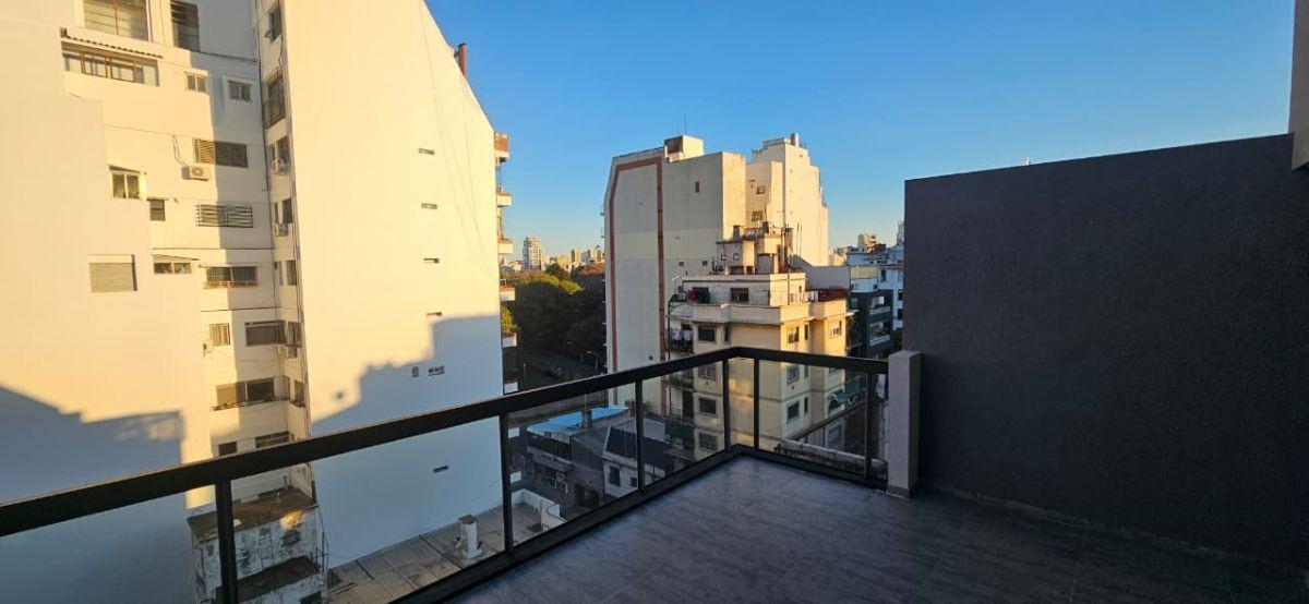 Monoambiente con balcón terraza – a media cuadra de Parque Centenario