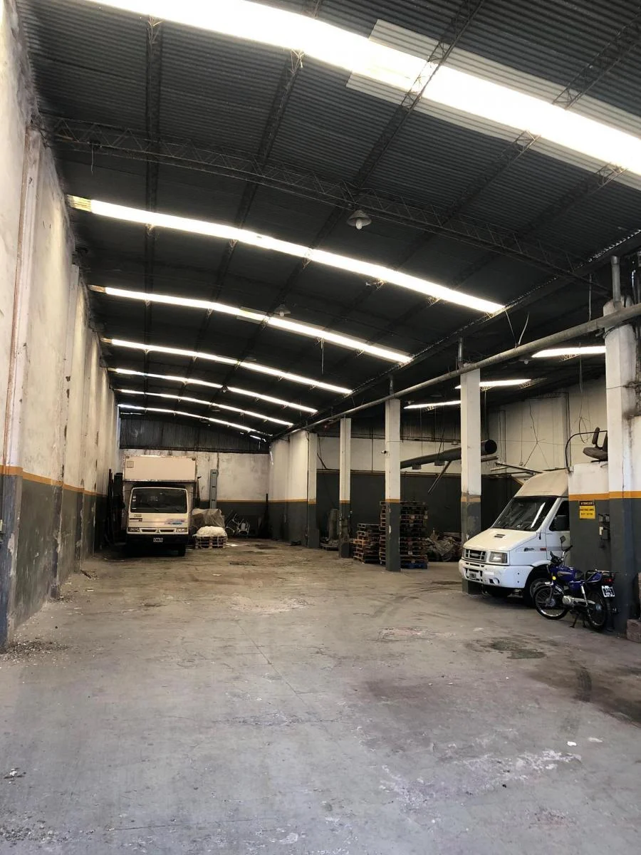 GALPÓN 17x39 Mts.-C/TECHO PARABÓLICO EN 2 TERRENOS-603 MTS.2-AMPLIA OFICINA-BAÑO