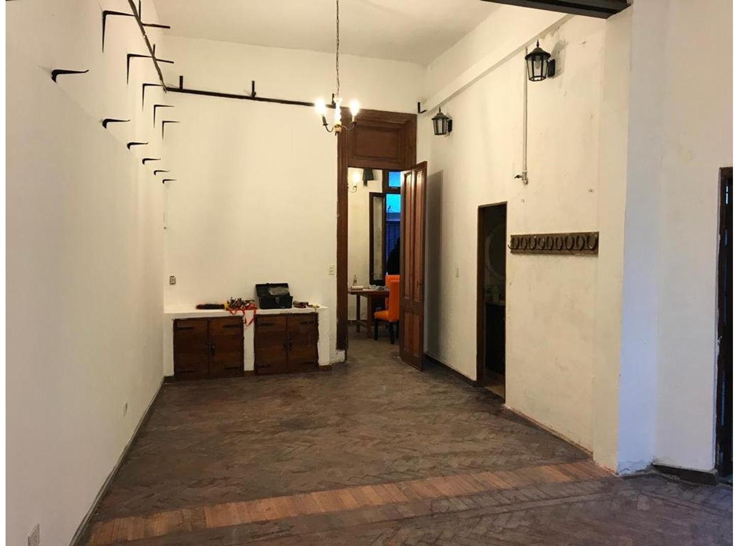 Venta. Permuta. Casa. 11 ambientes. 432m². Saavedra 1000.