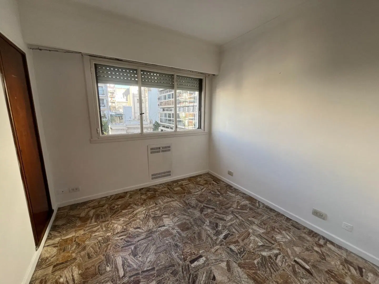 Alquiler. Departamento 3 amb. Cochera. Arenales y Suipacha. 4
