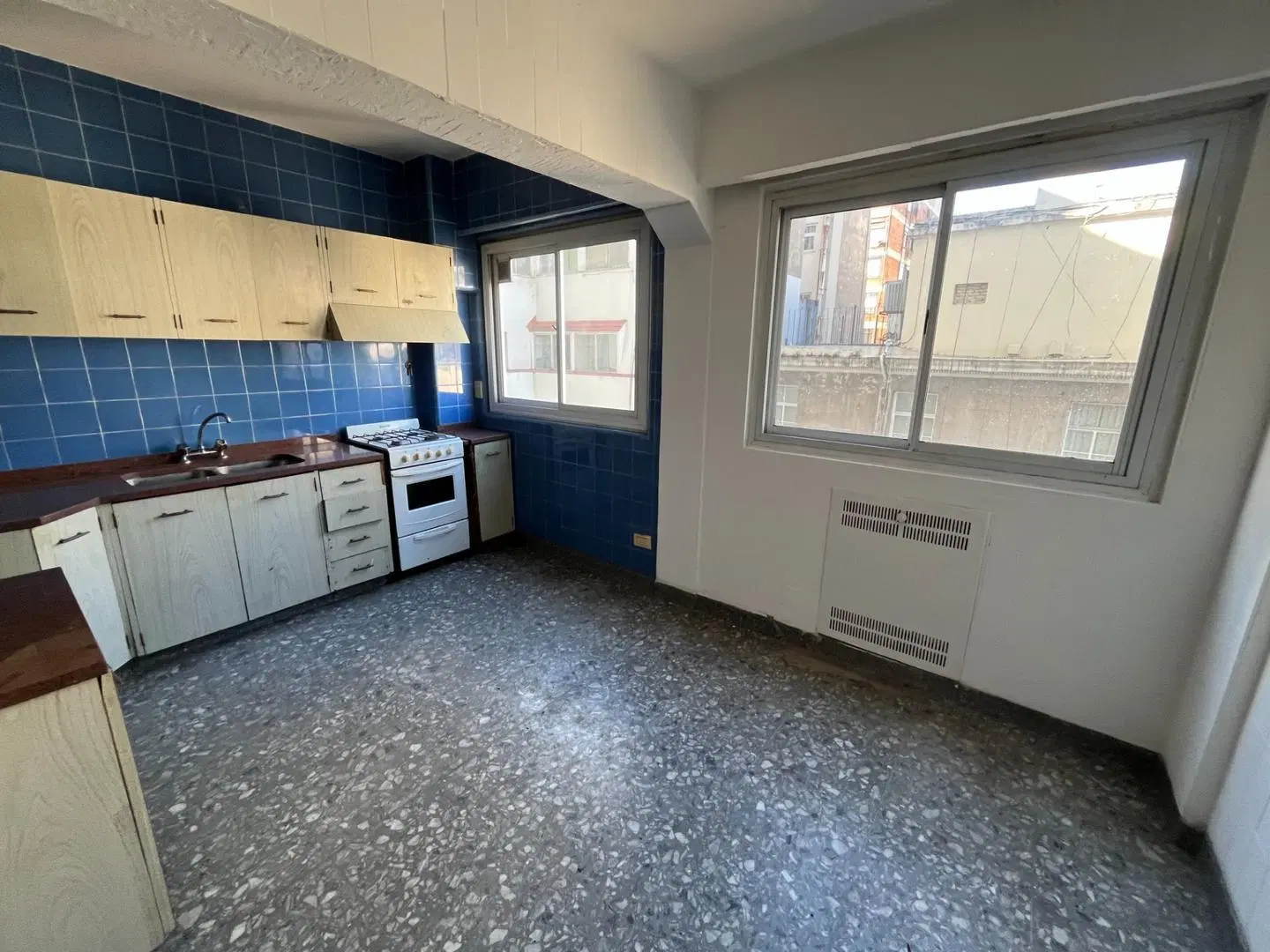 Alquiler. Departamento 3 amb. Cochera. Arenales y Suipacha. 1