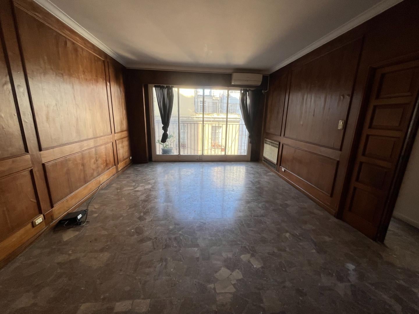 Alquiler. Departamento 3 amb. Cochera. Arenales y Suipacha.