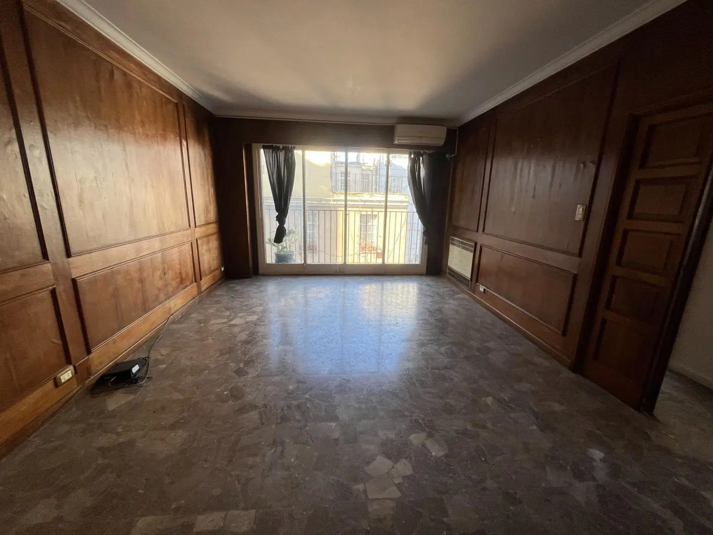 Alquiler. Departamento 3 amb. Cochera. Arenales y Suipacha. 2