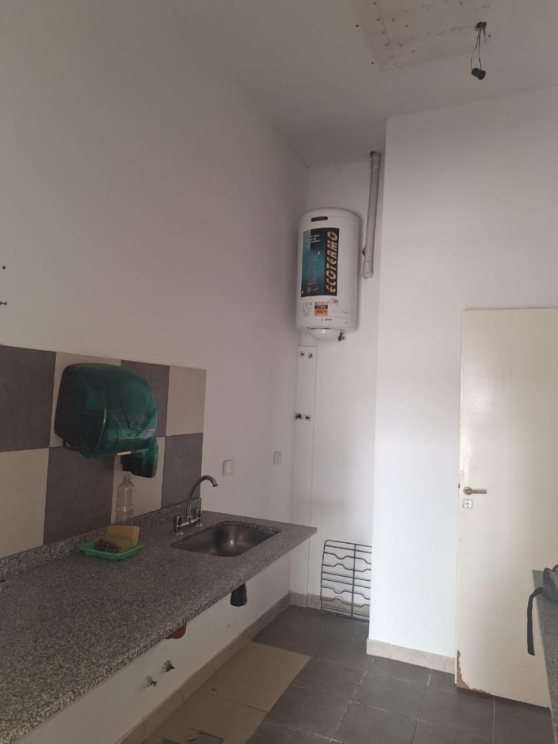 Foto de Alquiler. Depósito/ Local/ Oficina. 380 m². YERBAL y ARTIGAS, imagen 3