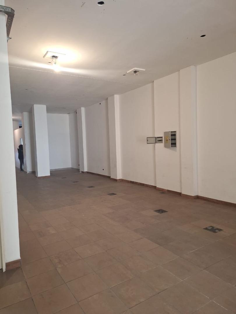 Foto de Alquiler. Local/ Oficina/ Depósito. 380 m². YERBAL y ARTIGAS, imagen 2