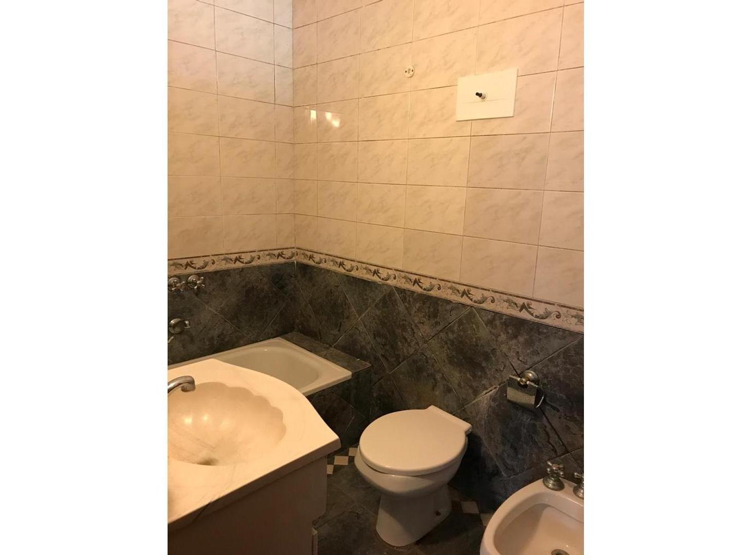 Foto de Venta. Permuta. Casa. 11 ambientes. 432m². Saavedra 1000., imagen 1