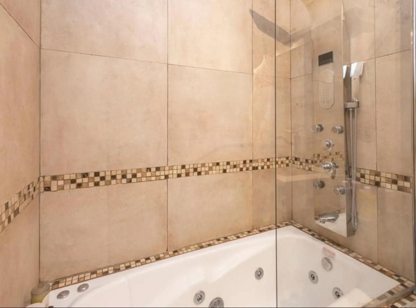 Foto de Venta. Casa. 5 ambientes. 2 cocheras. Baigorria 3900., imagen 4