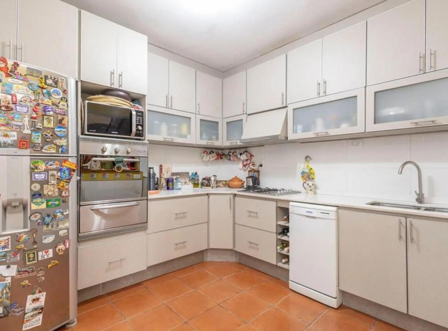 Foto de Venta. Casa. 5 ambientes. 2 cocheras. Baigorria 3900., imagen 3