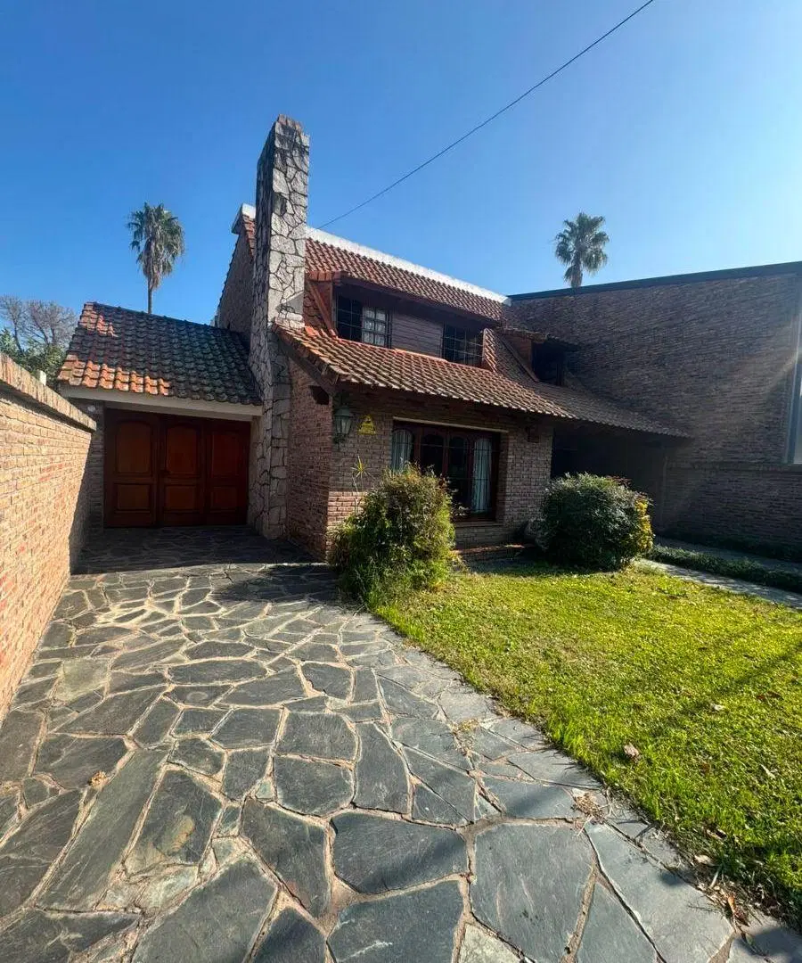 IMPORTANTE CASA EN ALBERDI 1