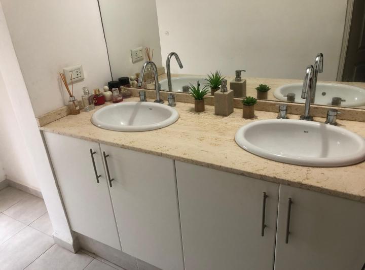 CASA EN VENTA DE CUATRO DORMITORIOS EN SAN ISIDRO CON PISCINA  2