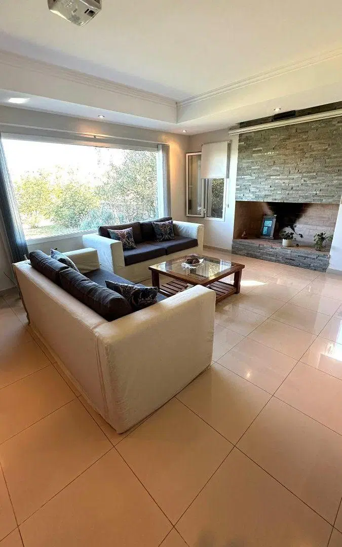 EXCLUSIVA CASA EN VENTA DE 3 DORMITORIOS MAS HABITACION DE SERVICIO CON PISCINA EN ESTANCIA Q2 4