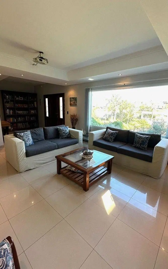 EXCLUSIVA CASA EN VENTA DE 3 DORMITORIOS MAS HABITACION DE SERVICIO CON PISCINA EN ESTANCIA Q2 5