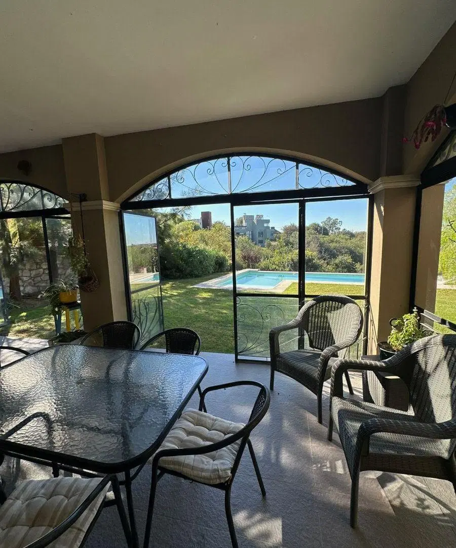 EXCLUSIVA CASA EN VENTA DE 3 DORMITORIOS MAS HABITACION DE SERVICIO CON PISCINA EN ESTANCIA Q2 8