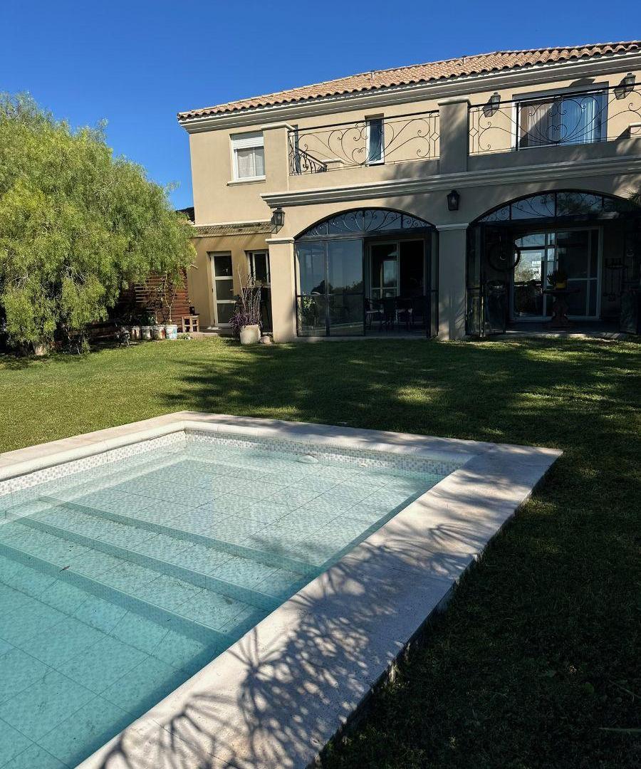EXCLUSIVA CASA EN VENTA DE 3 DORMITORIOS MAS HABITACION DE SERVICIO CON PISCINA EN ESTANCIA Q2