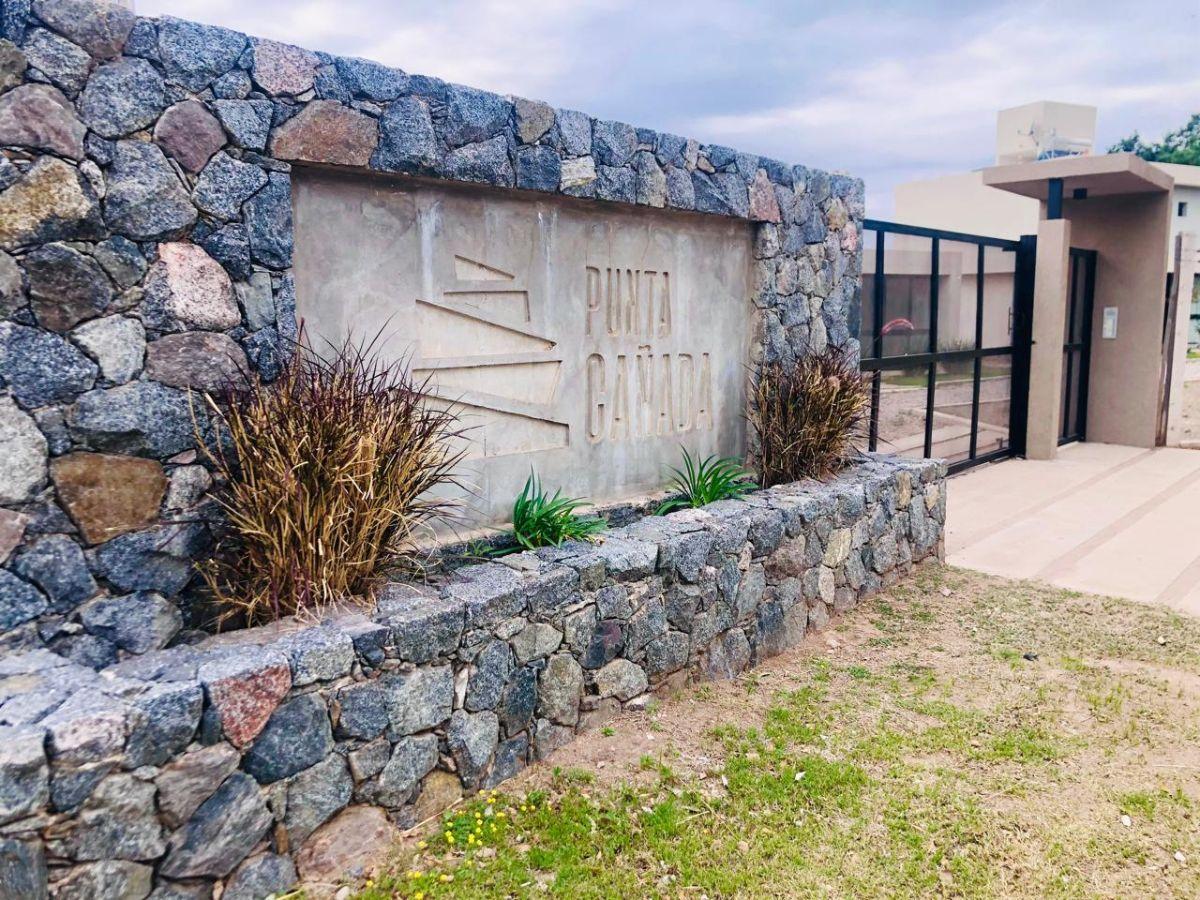 ESPECTACULAR CASA EN COMPLEJO CERRADO DE TRES DORMITORIOS CON PISCINA Y SEGURIDAD