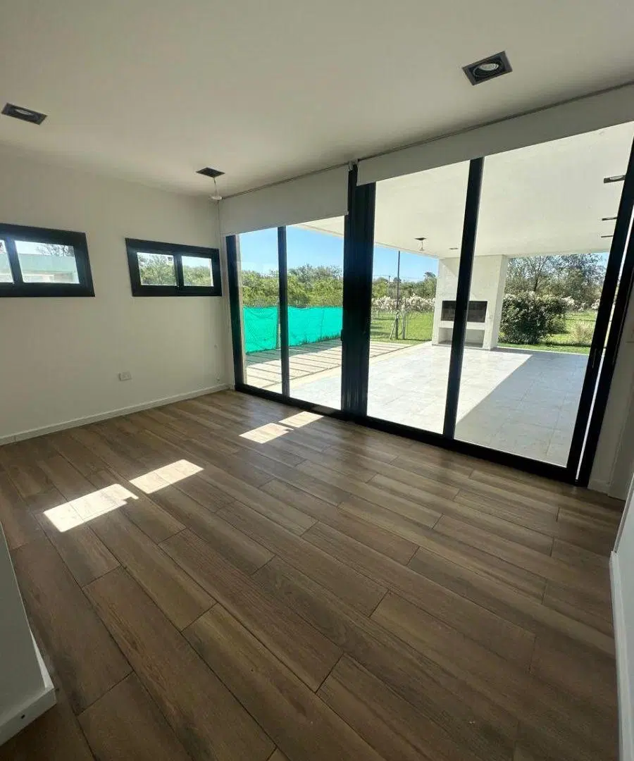 ESPECTACULAR CASA EN COMPLEJO CERRADO DE TRES DORMITORIOS CON PISCINA Y SEGURIDAD 2