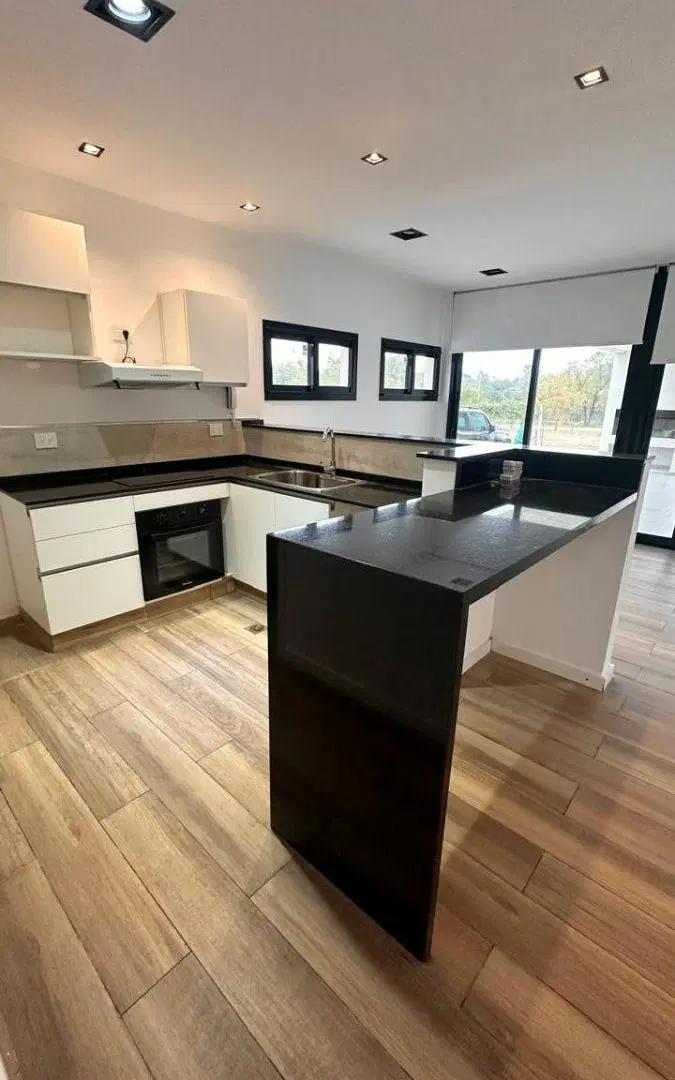 ESPECTACULAR CASA EN COMPLEJO CERRADO DE TRES DORMITORIOS CON PISCINA Y SEGURIDAD 1