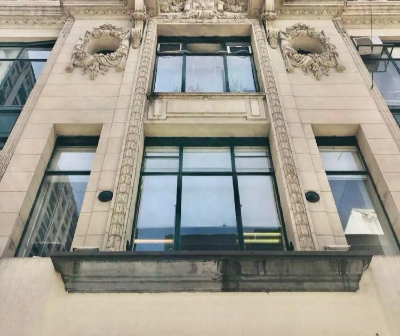 Oficina en alquiler sobre Florida al 800 esquina Av. Cordoba 1