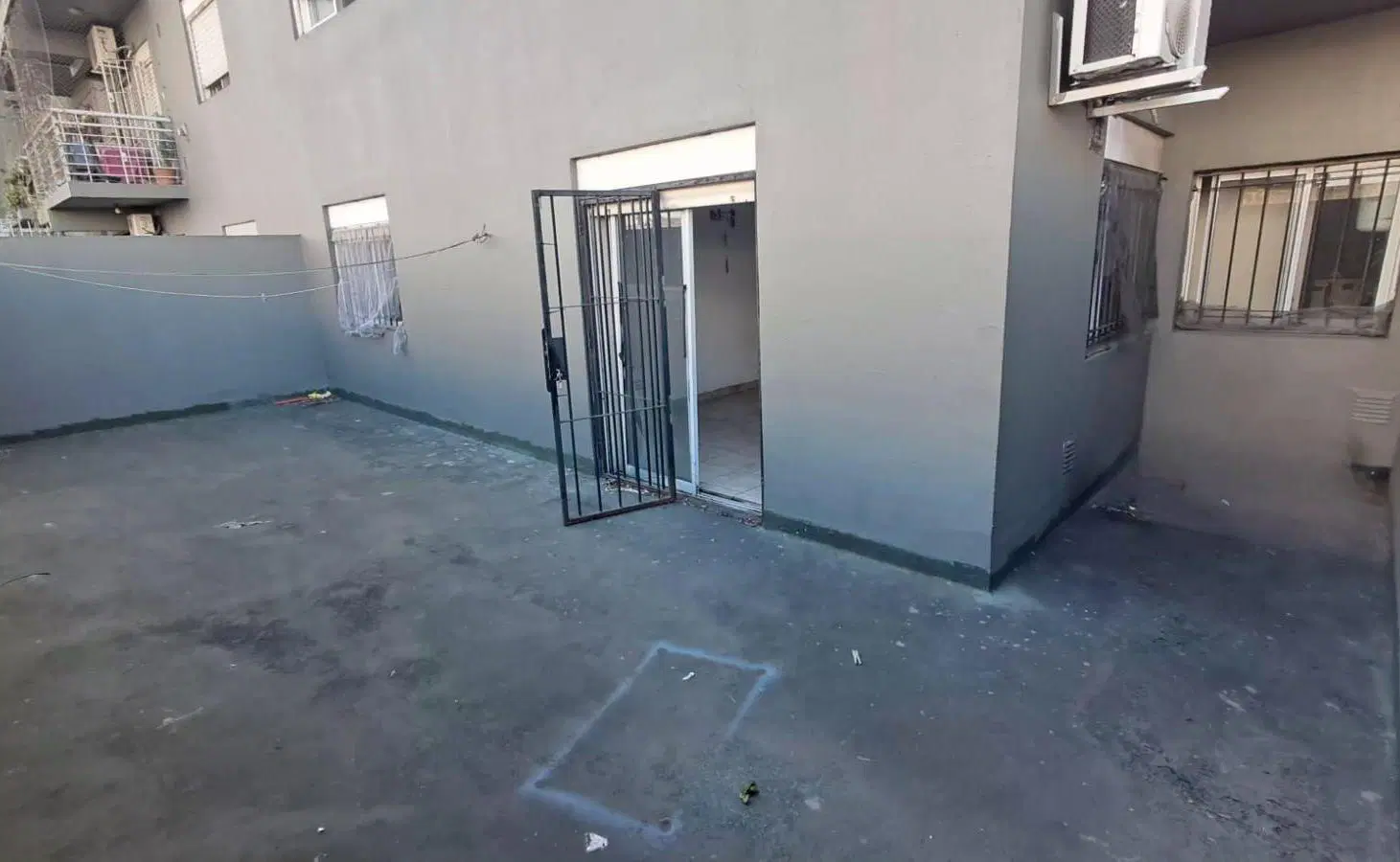 Departamento de 2 ambientes con patio aterrazado en venta en Pompeya 2