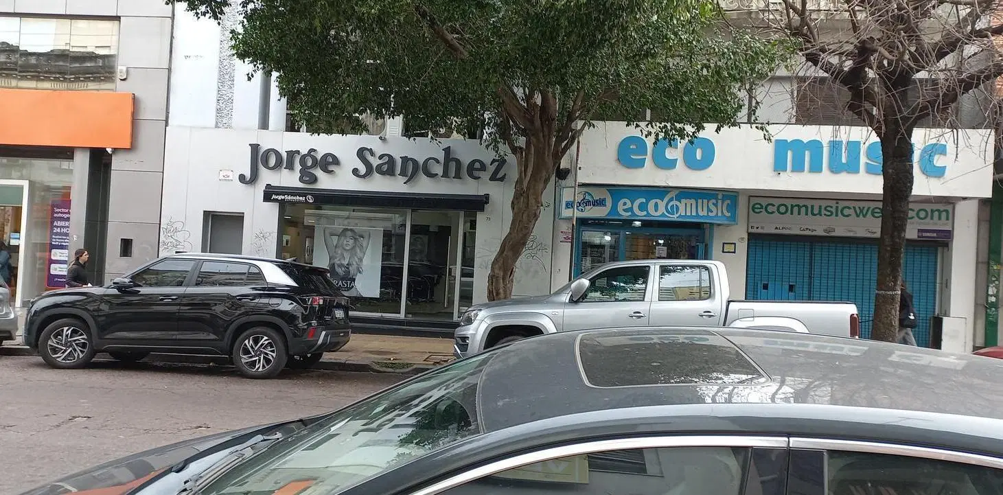 Excelente local en venta  en el  Microcentro de ciudad de La Plata 2