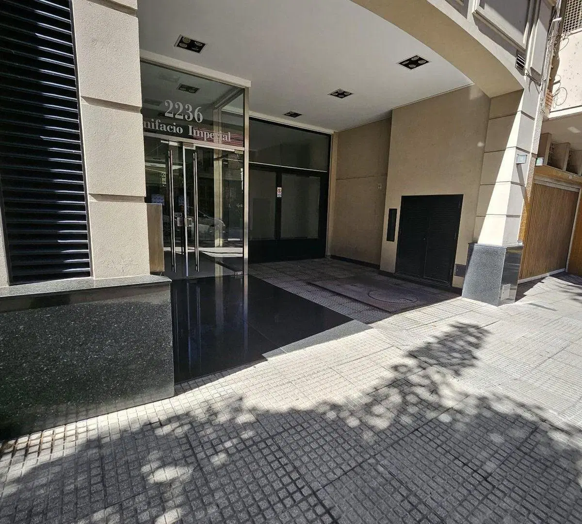 Cochera descubierta en edificio moderno seguridad 3