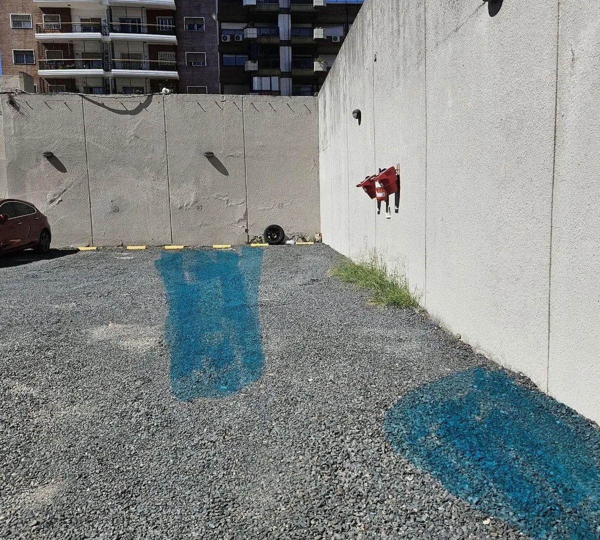 Cochera descubierta en edificio moderno seguridad 4