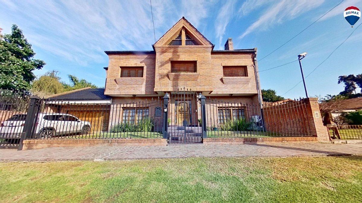 VENTA CASTELAR CASA 7 AMBIENTES COCHERAS PILETA