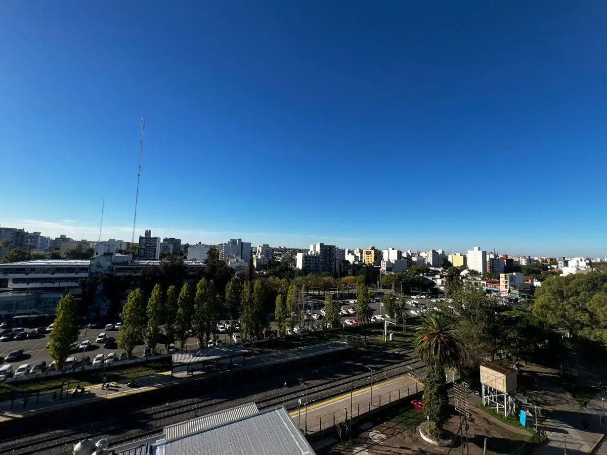 VENTA MONOAMBIENTE CON BALCON AL FRENTE EN CASEROS 5