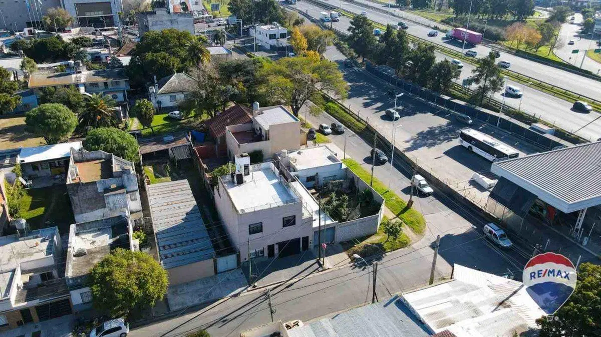 CASA DE 6 AMBIENTES EN VENTA EN CASTELAR 2