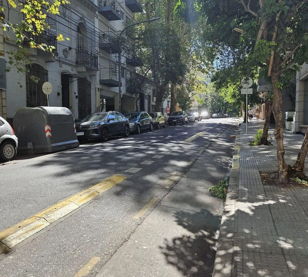 Cochera descubierta en edificio moderno seguridad 5