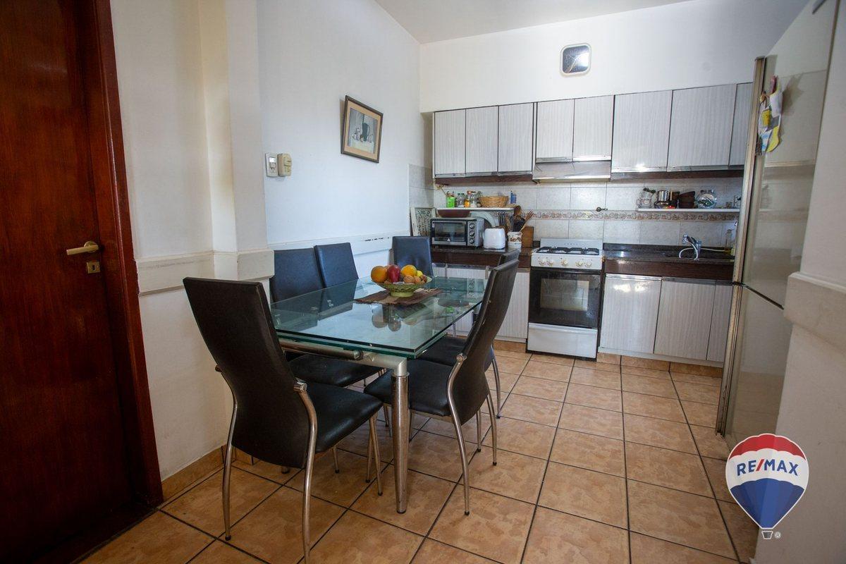 Foto de CASA DE 6 AMBIENTES EN VENTA EN CASTELAR, imagen 2